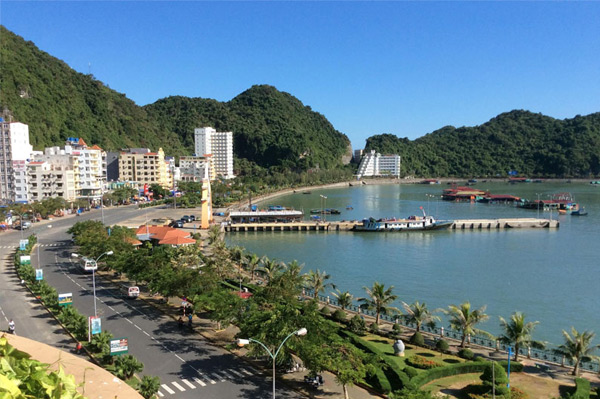 Khách du lịch tập trung đông đúc tại biển Đồ Sơn mỗi dịp hè